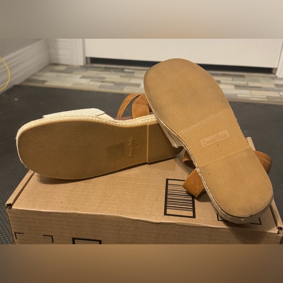 Dream Pairs girls Tan and Cream Wedge Sandals. - Picture 7 of 7